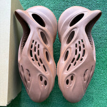 Load image into Gallery viewer, Adidas Yeezy Clay Foam Runners Size 12
