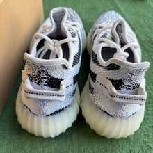 Load image into Gallery viewer, Yeezy Zebra 350 Boost V2s Size 11
