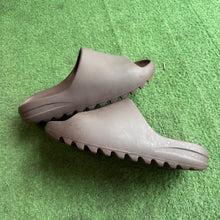 Load image into Gallery viewer, Yeezy Soot Slides Size 7
