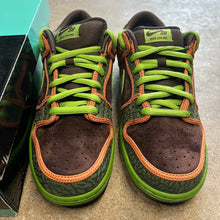 Load image into Gallery viewer, Nike SB De La Soul Low Dunks Size 10.5
