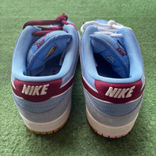 Load image into Gallery viewer, Nike Philadelphia Phillies SB Low Dunks Size 10
