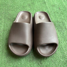 Load image into Gallery viewer, Yeezy Soot Slides Size 7
