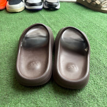 Load image into Gallery viewer, Yeezy Soot Slides Size 7
