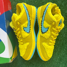 Load image into Gallery viewer, Nike SB Grateful Dead Yellow Low Dunks Size 8
