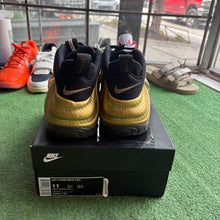Load image into Gallery viewer, Nike Foamposites Pros Size 11
