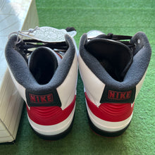 Load image into Gallery viewer, Jordan Chicago 2s Size 9
