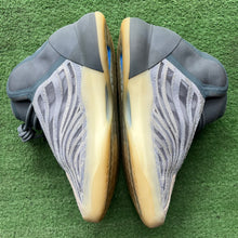 Load image into Gallery viewer, Yeezy QNTMs Size 11
