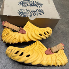 Load image into Gallery viewer, Sahele Bembury Crocs Size 8
