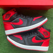 Load image into Gallery viewer, Jordan Satin Bred 1s Size 8.5W/7M
