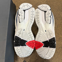 Load image into Gallery viewer, New Balance 2002Rs Size 8
