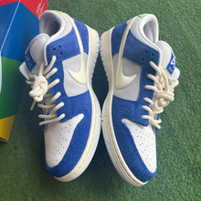 Load image into Gallery viewer, Nike SB Fly Gardenia Monarch Low Dunks Size 10.5
