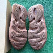 Load image into Gallery viewer, Adidas Yeezy Clay Foam Runners Size 12
