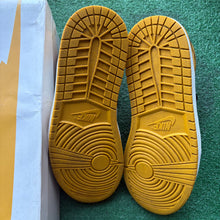 Load image into Gallery viewer, Jordan Ochre 1s Size 11.5
