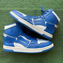 Load image into Gallery viewer, AM Skel High Tops Size 8
