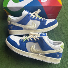 Load image into Gallery viewer, Nike SB Fly Gardenia Monarch Low Dunks Size 10.5
