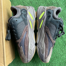 Load image into Gallery viewer, Yeezy Mauve 700s Size 9
