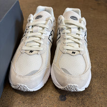 Load image into Gallery viewer, New Balance 2002Rs Size 8
