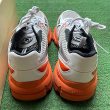 Load image into Gallery viewer, Axel Arigato’s Size 9
