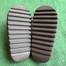 Load image into Gallery viewer, Yeezy Soot Slides Size 7
