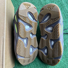 Load image into Gallery viewer, Yeezy Mauve 700s Size 9
