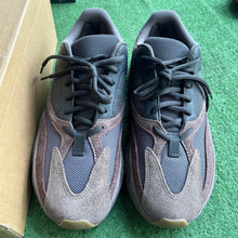 Load image into Gallery viewer, Yeezy Mauve 700s Size 9
