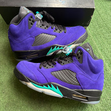 Load image into Gallery viewer, Jordan Alternate Grape 5s Size 9
