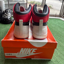 Load image into Gallery viewer, Jordan Chicago AJKOs Size 11
