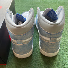 Load image into Gallery viewer, Jordan Hyper Royal 1s Size 7.5
