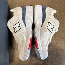 Load image into Gallery viewer, New Balance 2002Rs Size 8
