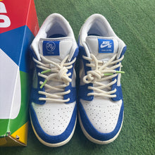 Load image into Gallery viewer, Nike SB Fly Gardenia Monarch Low Dunks Size 10.5
