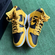 Load image into Gallery viewer, Nike Wu Tang High Dunks Size 7.5

