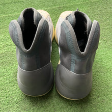 Load image into Gallery viewer, Yeezy QNTMs Size 11
