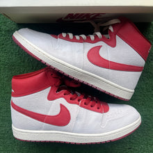 Load image into Gallery viewer, Nike Jordan Air Ships Size 10
