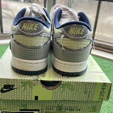 Load image into Gallery viewer, Nike Union Pistachio Low Dunks Size 8
