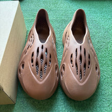Load image into Gallery viewer, Adidas Yeezy Clay Foam Runners Size 12
