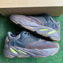 Load image into Gallery viewer, Yeezy Mauve 700s Size 9
