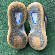 Load image into Gallery viewer, Yeezy QNTMs Size 11
