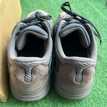 Load image into Gallery viewer, Yeezy Mauve 700s Size 9
