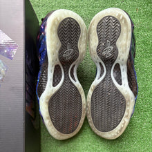 Load image into Gallery viewer, Nike Galaxy Foamposites Size 11.5
