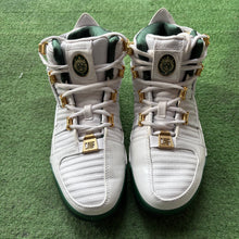 Load image into Gallery viewer, Nike LeBron SVSM Home 3s Size 8
