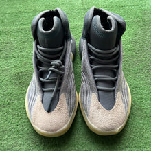 Load image into Gallery viewer, Yeezy QNTMs Size 11
