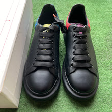 Load image into Gallery viewer, Alexander McQueen Oversized Size 41
