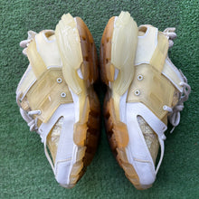 Load image into Gallery viewer, Balenciaga Tracks Size 36
