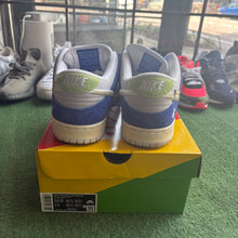 Load image into Gallery viewer, Nike SB Fly Gardenia Monarch Low Dunks Size 10.5
