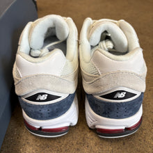 Load image into Gallery viewer, New Balance 2002Rs Size 8

