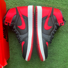 Load image into Gallery viewer, Jordan Satin Bred 1s Size 8.5W/7M
