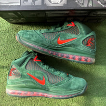 Load image into Gallery viewer, Nike LeBron FAMU 7s Size 8
