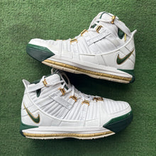 Load image into Gallery viewer, Nike LeBron SVSM Home 3s Size 8
