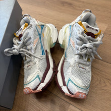 Load image into Gallery viewer, Balenciaga Runners Size 37
