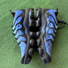 Load image into Gallery viewer, Nike VaporMax Plus Size 10.5
